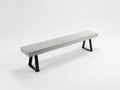 Panca da esterno 180×45×45 cm in cemento grigio con struttura nera stile moderno